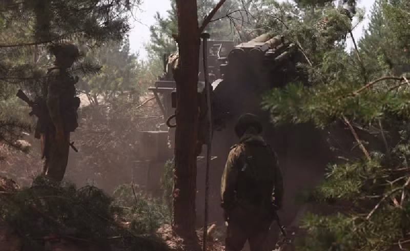 Xa hơn ở phía nam, tại Kurakhove, quân đội Nga gần như đã hoàn toàn chiếm được Andriivka. Dọc theo tuyến đường chính, quân đội Nga đầu tiên nhanh chóng kiểm soát được phía tây của làng, sau đó tiến lên phía bắc dọc theo các con đường nhánh, đánh chiếm toàn bộ ngôi làng và tiến đến con đường đất ở ngoại ô phía bắc, đồng thời cắt đứt một tuyến hậu cần còn lại của quân đội Ukraine. Ảnh: TASS