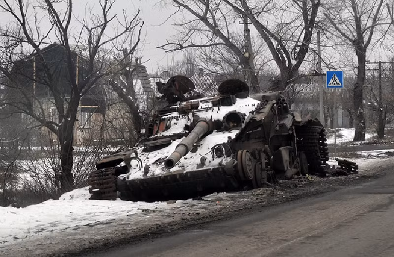 Ngoài ra, IISS ước tính rằng trong năm 2024, quân đội Nga đã tân trang và chế tạo hơn 1.500 xe tăng, cùng với 2.800 xe chiến đấu bộ binh và xe bọc thép chở quân. Điều này cho thấy năng lực sản xuất của Nga trong năm qua đủ để bù đắp toàn bộ số xe tăng bị tổn thất và khoảng 3/4 số xe bọc thép bị mất. Nói cách khác, Nga có dư xe tăng, nhưng vẫn thiếu hụt xe chiến đấu bộ binh và xe bọc thép chở quân. Ảnh: RIA Novosti