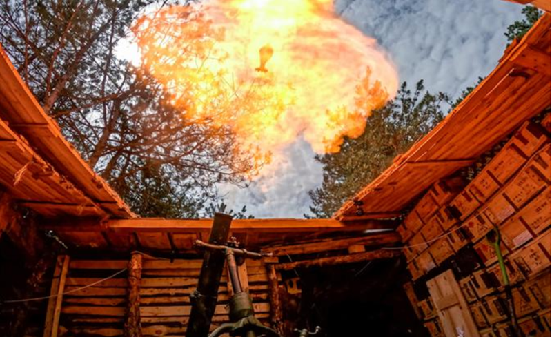 Tại Udachne, ngoài việc tiếp tục tiến sâu vào trung tâm làng, quân đội Nga còn bắt đầu tấn công dọc theo tuyến đường ở phía nam, hướng về trung tâm và phía tây ngôi làng. Tuy nhiên, tính đến thời điểm hiện tại, vẫn chưa có bước tiến đáng kể nào được ghi nhận. Ảnh: TASS