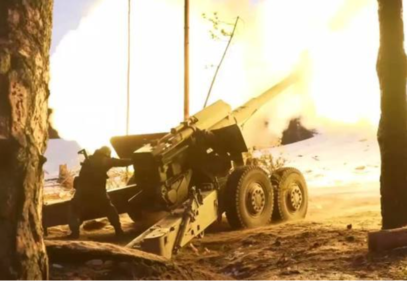 Tại Toretsk, tình hình của quân đội Nga cũng không mấy khả quan. Quân Ukraine vẫn đang phản công dữ dội và đã giành lại phần lớn khu công nghiệp ở phía bắc thành phố. Ngoài ra, quân Ukraine cũng đạt được bước tiến ở khu vực tây nam Toretsk. Họ không chỉ củng cố và mở rộng khoảng trống giữa Shcherbynivka và Toretsk mà còn tiến vào khu vực tây nam thành phố, hiện đang tấn công dọc theo phố Skachkova. Ảnh: Bộ Quốc phòng Nga