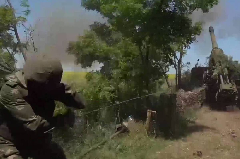 Quân đội Ukraine cũng tiếp tục tấn công vào Uspenivka, phía bên kia của khu vực lồi. Tại đây, Ukraine đã huy động thêm nhiều binh lực, buộc quân Nga phải rút khỏi một số vị trí phòng thủ, và ngôi làng này gần như sắp bị quân đội Ukraine tái chiếm. Ảnh: Bộ Quốc phòng Nga