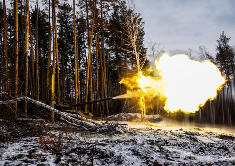 Hai đại đội Ukraine đã xâm nhập khu vực phía bắc của làng, gần sân vận động, và cố gắng đào chiến hào vào ban đêm. Tuy nhiên, quân đội Nga đã tích cực phản công bằng pháo binh và máy bay không người lái, gây tổn thất lớn cho Ukraine. Ảnh: News.ru