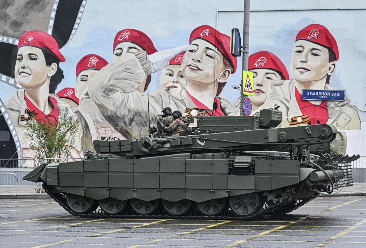 Ngoài vai trò cứu hộ, BREM-1M còn cung cấp khả năng bảo vệ cơ bản cho kíp lái bằng giáp composite và vũ khí phòng thủ, thường bao gồm súng máy hạng nặng NSVT 12,7mm để bảo vệ tầm gần. Tính cơ động của nó tương đương với các đơn vị chiến đấu mà nó hỗ trợ, cho phép nó hoạt động cùng với các đội hình thiết giáp tiền tuyến và tăng cường khả năng bền vững trong các hoạt động cường độ cao.