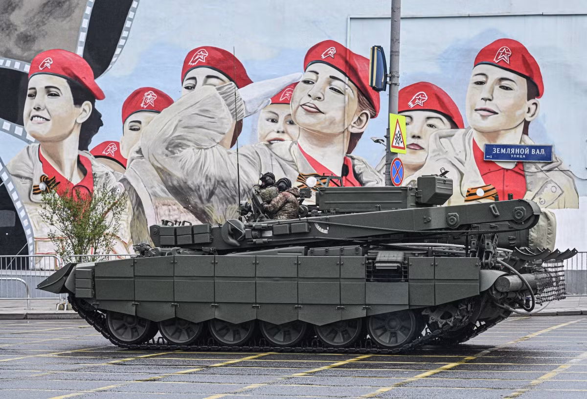 Ngoài vai trò cứu hộ, BREM-1M còn cung cấp khả năng bảo vệ cơ bản cho kíp lái bằng giáp composite và vũ khí phòng thủ, thường bao gồm súng máy hạng nặng NSVT 12,7mm để bảo vệ tầm gần. Tính cơ động của nó tương đương với các đơn vị chiến đấu mà nó hỗ trợ, cho phép nó hoạt động cùng với các đội hình thiết giáp tiền tuyến và tăng cường khả năng bền vững trong các hoạt động cường độ cao.