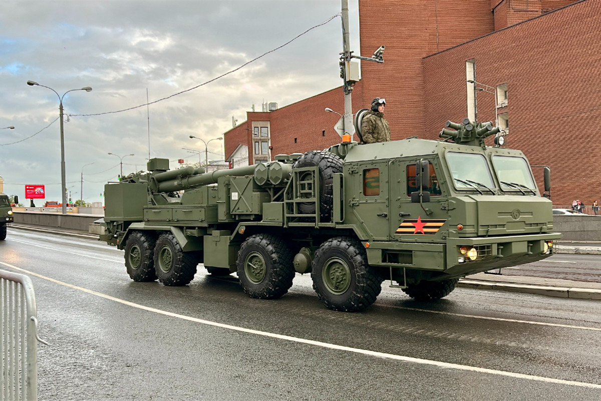 Thiết kế của Malva nhấn mạnh vào chiến thuật triển khai nhanh, kết hợp bắn và di chuyển, cho phép xe thực hiện các nhiệm vụ hỏa lực và nhanh chóng di chuyển để tránh hỏa lực phản pháo. Nền tảng bánh xe của nó làm giảm gánh nặng hậu cần và yêu cầu bảo trì, trở thành giải pháp tiết kiệm chi phí cho lực lượng pháo binh hiện đại.