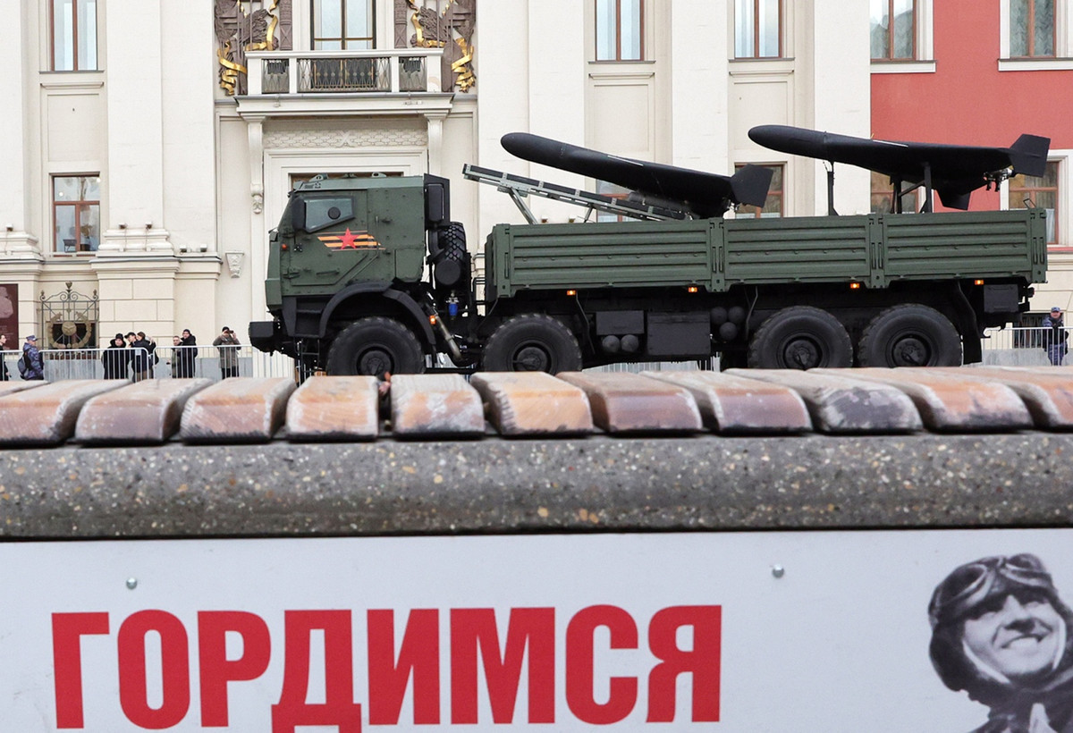 Được lắp trên xe tải KamAZ-6350 8x8, bệ phóng cho phép triển khai nhanh chóng và tăng khả năng cơ động trên chiến trường. UAV Geran-2 đã được sử dụng trong nhiều cuộc xung đột khác nhau, chứng minh hiệu quả của chúng trong việc phá vỡ các hoạt động của kẻ thù và nhắm bắn vào cơ sở hạ tầng quan trọng. 