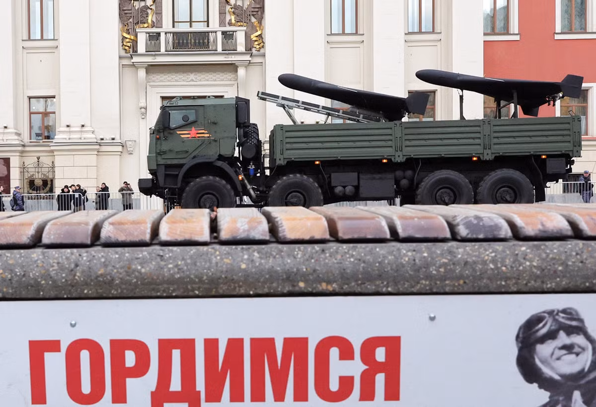 Được lắp trên xe tải KamAZ-6350 8x8, bệ phóng cho phép triển khai nhanh chóng và tăng khả năng cơ động trên chiến trường. UAV Geran-2 đã được sử dụng trong nhiều cuộc xung đột khác nhau, chứng minh hiệu quả của chúng trong việc phá vỡ các hoạt động của kẻ thù và nhắm bắn vào cơ sở hạ tầng quan trọng. 