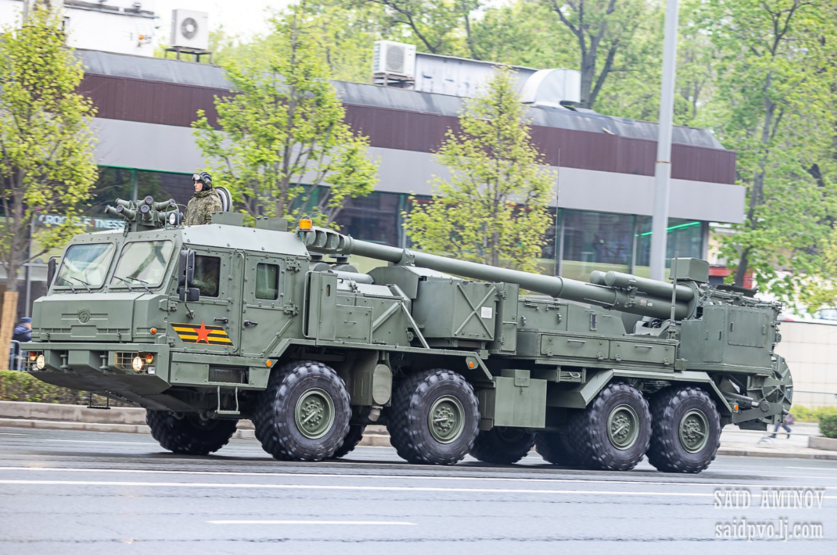 2S43 "Malva" là pháo tự hành 152mm được lắp trên khung gầm bánh xe 8x8, kết hợp hỏa lực của pháo binh truyền thống với tính cơ động cải tiến. Xe có pháo 2A64, có khả năng bắn nhiều loại đạn, bao gồm đạn nổ mạnh và đạn dẫn đường chính xác, với tầm bắn hiệu quả lên tới 24,5 km. 