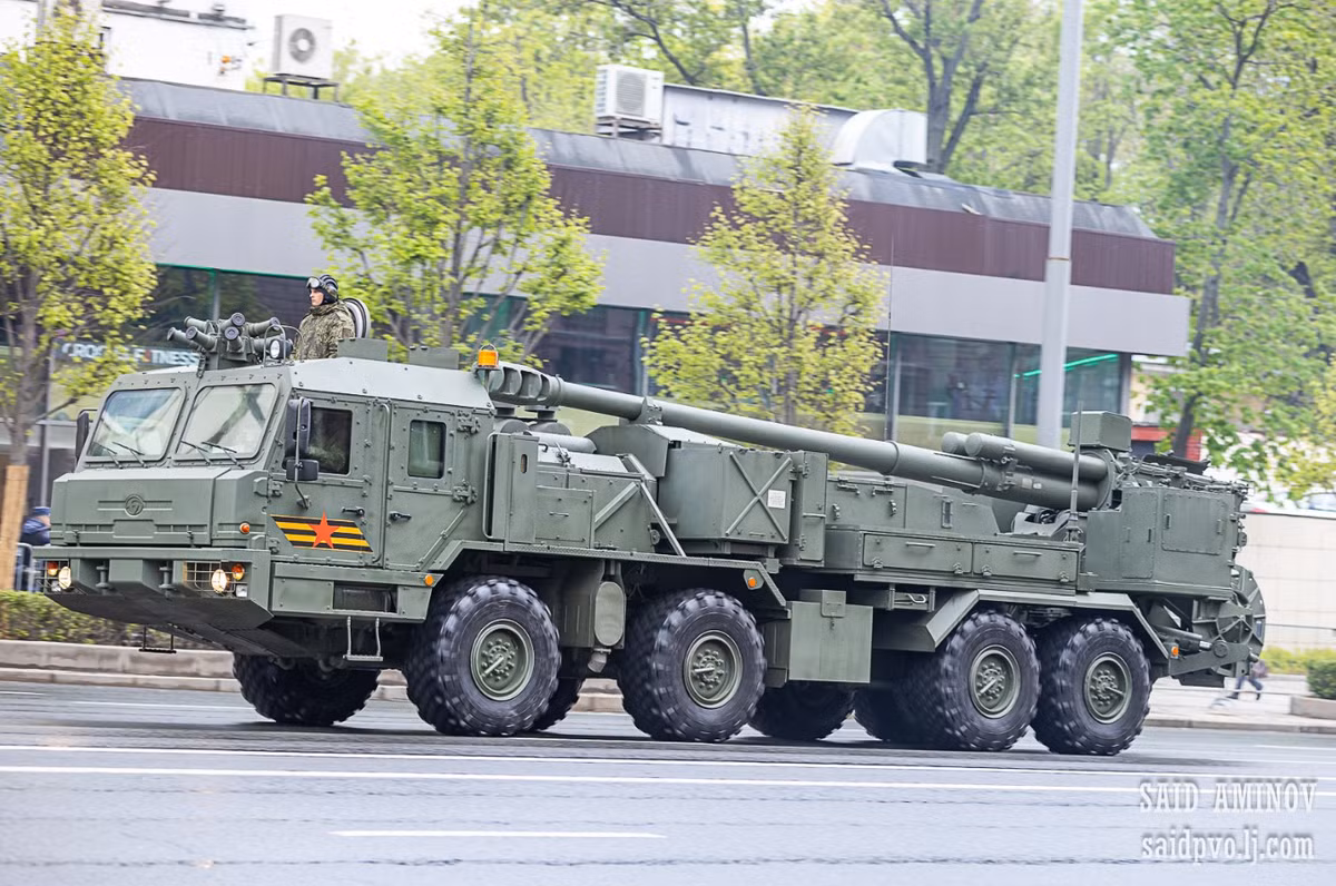 2S43 "Malva" là pháo tự hành 152mm được lắp trên khung gầm bánh xe 8x8, kết hợp hỏa lực của pháo binh truyền thống với tính cơ động cải tiến. Xe có pháo 2A64, có khả năng bắn nhiều loại đạn, bao gồm đạn nổ mạnh và đạn dẫn đường chính xác, với tầm bắn hiệu quả lên tới 24,5 km. 