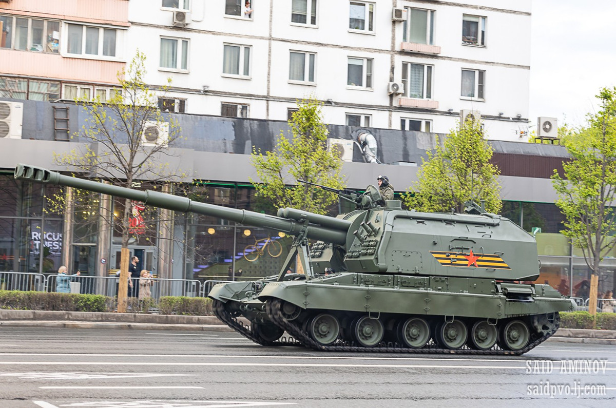 2S19M "Msta-S" là pháo tự hành 152mm được thiết kế để hỗ trợ hỏa lực gián tiếp cho lực lượng mặt đất. Pháo có tháp pháo xoay 360 độ, hệ thống nạp đạn tự động và hệ thống điều khiển hỏa lực tiên tiến, cho phép thực hiện các nhiệm vụ bắn nhanh và chính xác. Khung gầm của xe dựa trên xe tăng T-80, mang lại khả năng cơ động và bảo vệ trên chiến trường. 