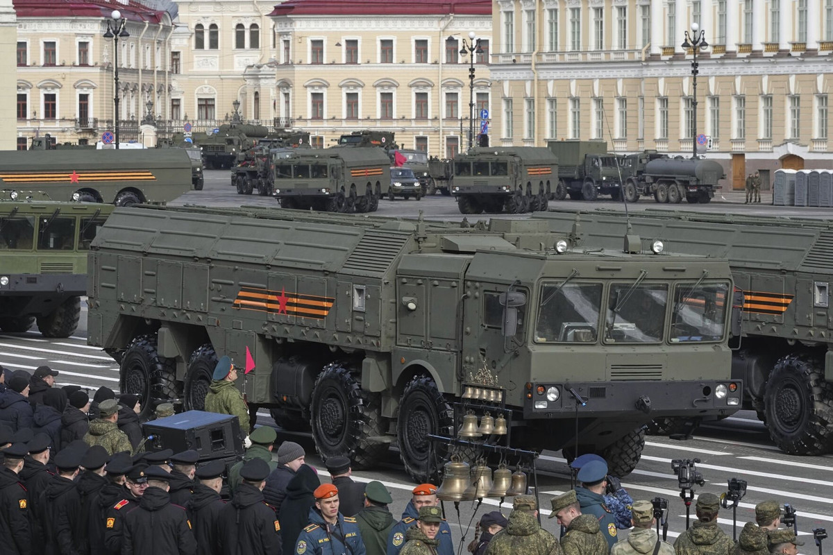 Iskander-M là hệ thống tên lửa đạn đạo tầm ngắn di động được thiết kế để tấn công các mục tiêu có giá trị cao một cách chính xác. Nó có thể mang theo nhiều loại đầu đạn, bao gồm đầu đạn thông thường, nhiệt áp và hạt nhân, với tầm bắn lên tới 500 km, cho phép nó tấn công các mục tiêu chiến lược sâu trong lãnh thổ đối phương.