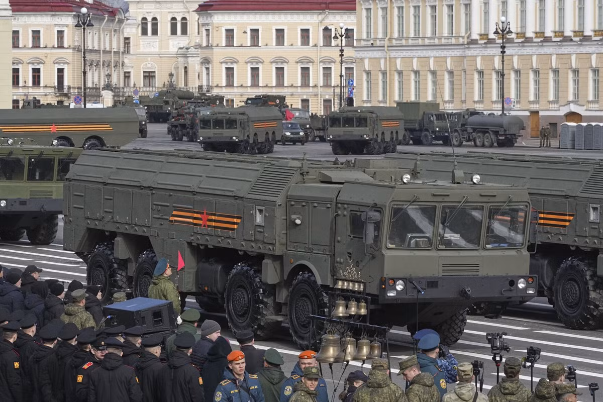 Iskander-M là hệ thống tên lửa đạn đạo tầm ngắn di động được thiết kế để tấn công các mục tiêu có giá trị cao một cách chính xác. Nó có thể mang theo nhiều loại đầu đạn, bao gồm đầu đạn thông thường, nhiệt áp và hạt nhân, với tầm bắn lên tới 500 km, cho phép nó tấn công các mục tiêu chiến lược sâu trong lãnh thổ đối phương.