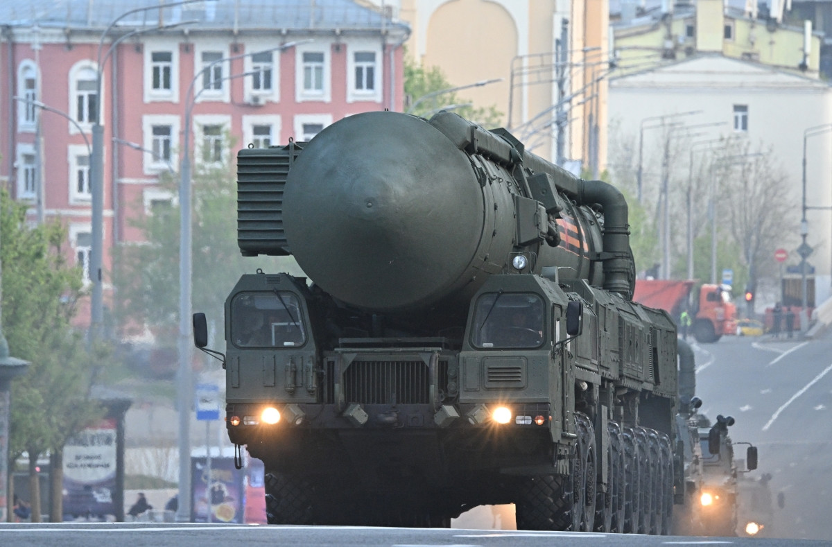 Được lắp trên xe vận chuyển-lắp-bệ phóng di động (TEL), hệ thống Yars có khả năng cơ động và khả năng sống sót cao, khiến chúng khó bị phát hiện và nhắm đến. Việc triển khai này nhấn mạnh cam kết của Nga trong việc duy trì bộ ba hạt nhân đáng tin cậy và hiện đại. 