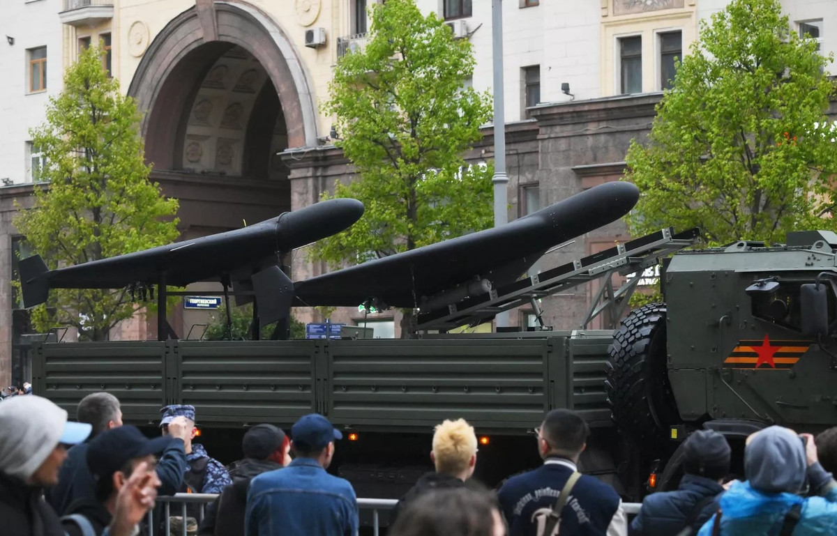 Xe phóng đạn dược Geran-2 là nền tảng di động được thiết kế để triển khai UAV Geran-2, được cho là phiên bản Nga sản xuất của máy bay không người lái Shahed-136 Iran. Những máy bay không người lái này được sử dụng để tấn công chính xác tầm xa vào các mục tiêu chiến lược 