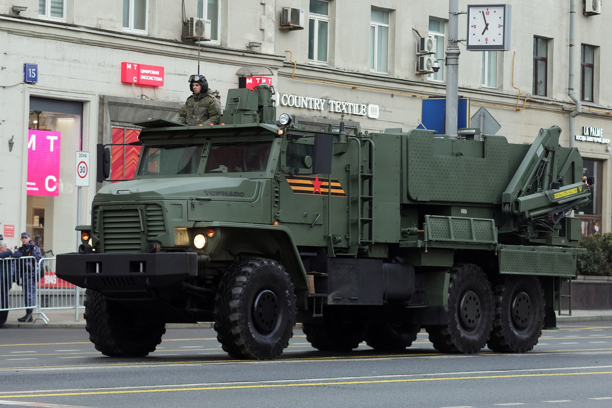 TOS-2 là hệ thống súng phun lửa hạng nặng thế hệ tiếp theo được thiết kế để cung cấp đạn dược nhiệt áp chống lại các công sự, nhân sự và xe bọc thép hạng nhẹ của đối phương. Được lắp trên khung gầm bánh xe 6x6, xe có khả năng cơ động và hậu cần tốt hơn so với các thế hệ trước có bánh xích. 