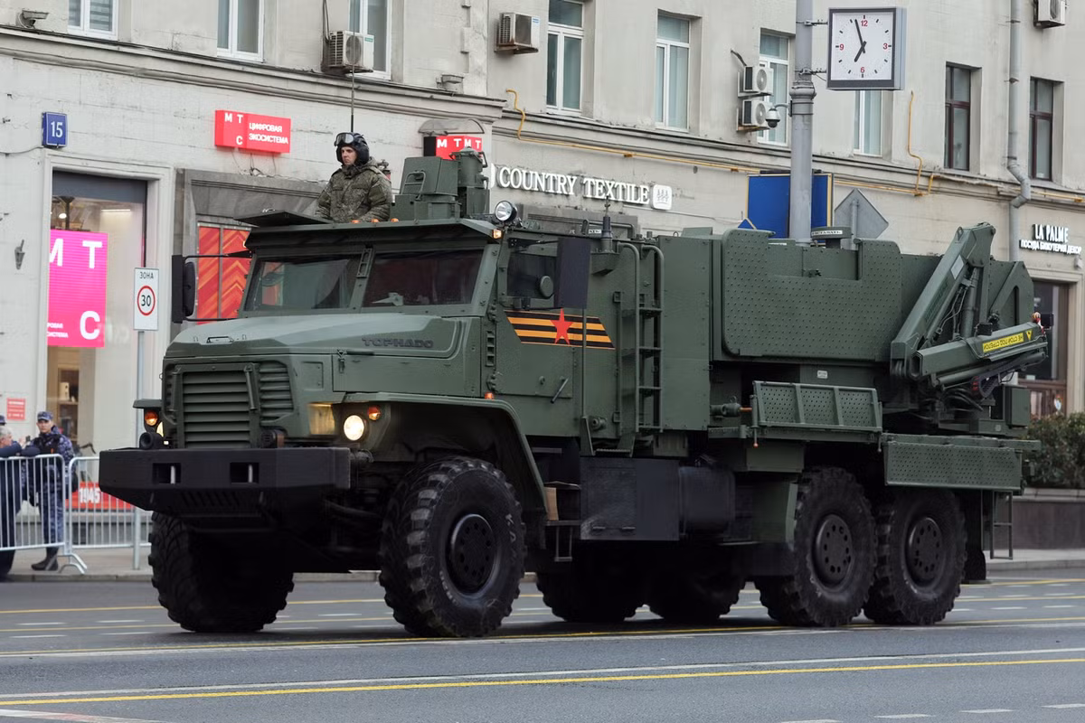 TOS-2 là hệ thống súng phun lửa hạng nặng thế hệ tiếp theo được thiết kế để cung cấp đạn dược nhiệt áp chống lại các công sự, nhân sự và xe bọc thép hạng nhẹ của đối phương. Được lắp trên khung gầm bánh xe 6x6, xe có khả năng cơ động và hậu cần tốt hơn so với các thế hệ trước có bánh xích. 