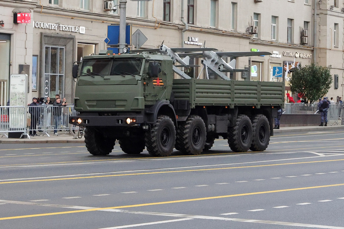 Các UAV Orlan-10 cung cấp khả năng tình báo, giám sát và thu thập mục tiêu theo thời gian thực, nâng cao nhận thức về tình huống và hỗ trợ các đơn vị pháo binh và tên lửa. Bệ phóng gắn trên xe tải giúp tăng tính linh hoạt trong hoạt động và giảm thời gian cần thiết để phóng và thu hồi UAV. 