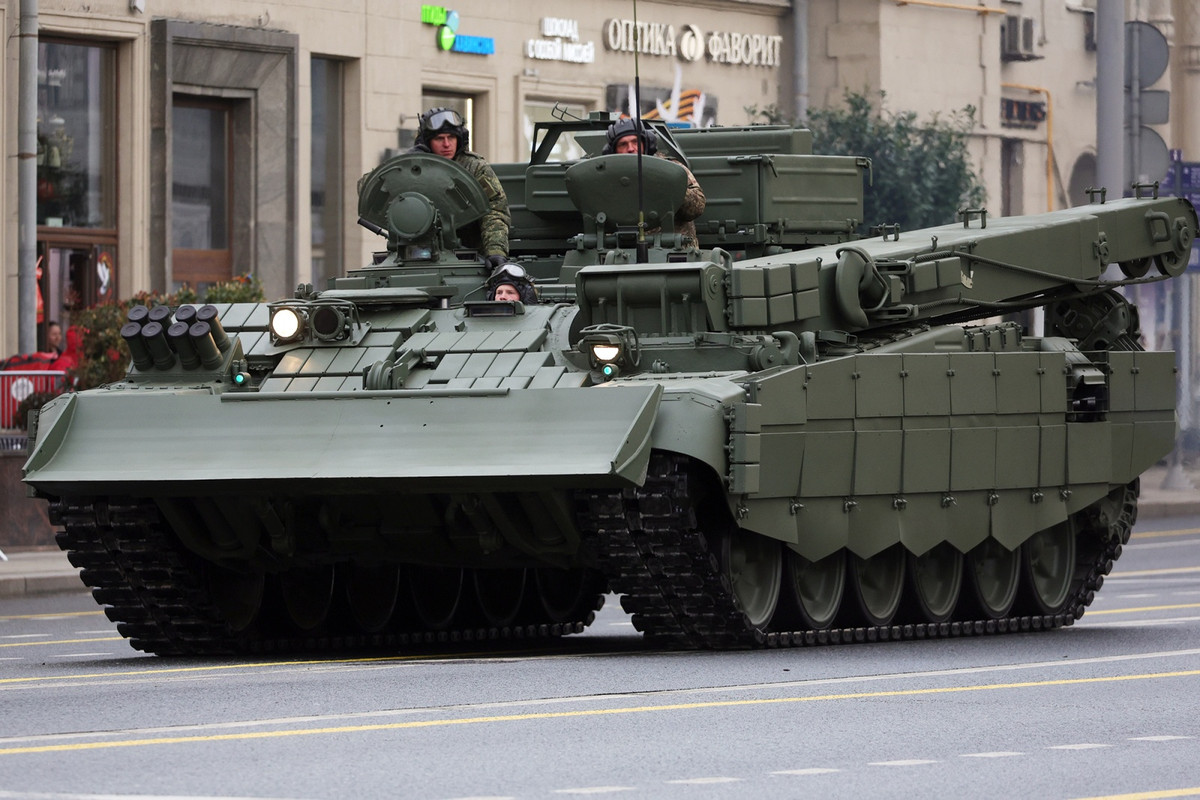 BREM-1M là xe bọc thép cứu hộ (ARV) dựa trên khung gầm xe tăng chiến đấu chủ lực T-90. Xe được thiết kế để cứu hộ các xe bọc thép bị hư hỏng, kẹt hoặc không hoạt động trên chiến trường. BREM-1M được trang bị cần cẩu, tời, lưỡi ủi và thiết bị kéo, cho phép xe thực hiện các hoạt động cứu hộ và sửa chữa hạng nặng dưới hỏa lực. 