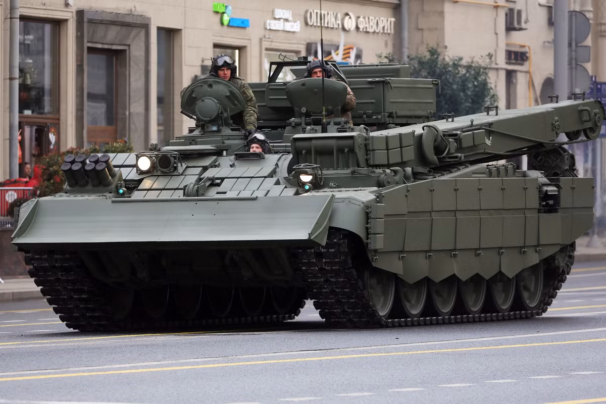 BREM-1M là xe bọc thép cứu hộ (ARV) dựa trên khung gầm xe tăng chiến đấu chủ lực T-90. Xe được thiết kế để cứu hộ các xe bọc thép bị hư hỏng, kẹt hoặc không hoạt động trên chiến trường. BREM-1M được trang bị cần cẩu, tời, lưỡi ủi và thiết bị kéo, cho phép xe thực hiện các hoạt động cứu hộ và sửa chữa hạng nặng dưới hỏa lực. 