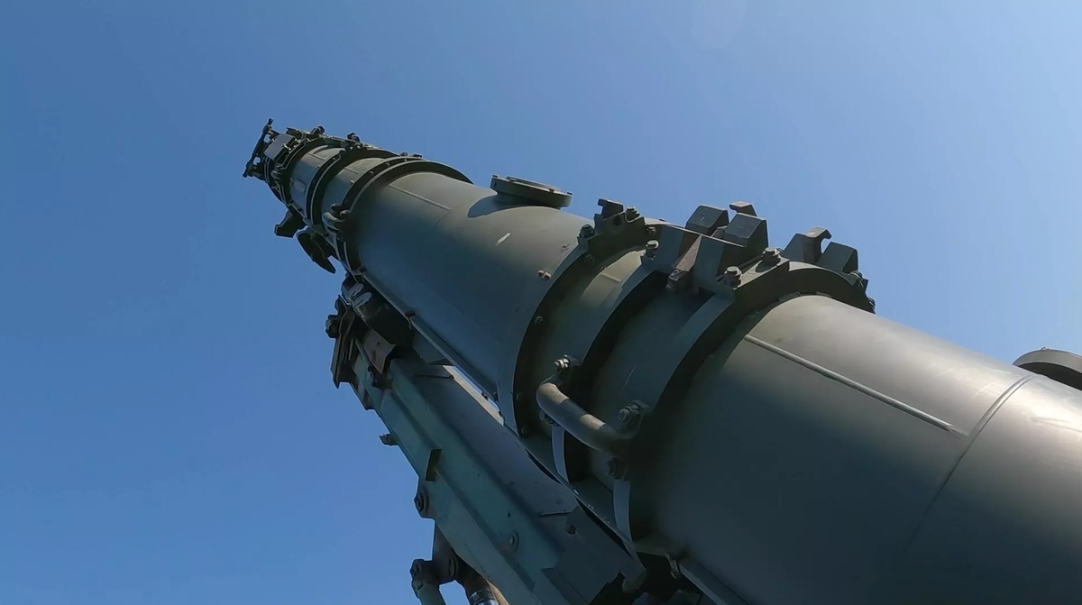 Trước năm 2019, Nga chịu sự ràng buộc của INF - hiệp ước ký kết năm 1987 giữa Liên Xô và Mỹ nhằm cấm phát triển các loại tên lửa mặt đất có tầm bắn từ 500 đến 5.500 km. Vì thế, Iskander-M được thiết kế với tầm bắn tối đa 500 km để tuân thủ hiệp ước.