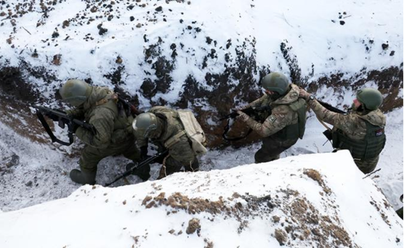 Do quân đội Ukraine chịu tổn thất nặng nề tại Kursk và liên tục cần bổ sung lực lượng, nhưng lại rơi vào tình trạng thiếu quân nghiêm trọng, họ đã bắt đầu triển khai các đơn vị hoàn toàn gồm tù binh đến khu vực này. Ảnh: TASS