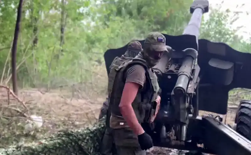 Do tầm quan trọng chiến lược của Sverdlikovo, quân đội Ukraine đã biến toàn bộ ngôi làng thành một pháo đài kiên cố. Điều này khiến việc Nga chiếm được khu vực trở nên vô cùng khó khăn, bởi đây là mắt xích quan trọng đối với an ninh hậu cần của lực lượng Ukraine tại Kursk. Ở phía nam ngôi làng chính là tuyến tiếp tế lớn nhất của Ukraine – đường cao tốc H7. Ảnh: Top War