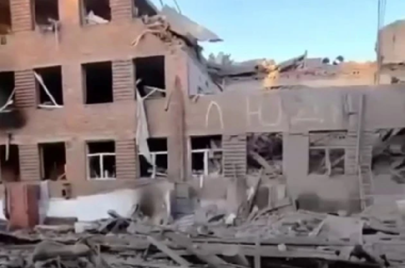 Chỉ 20 phút sau vụ tấn công, một đoạn video và hình ảnh đã qua chỉnh sửa về cảnh trường học bị đánh bom bắt đầu lan truyền trên mạng xã hội Ukraine. Hai giờ sau, Bộ Tổng Tham mưu Ukraine tuyên bố rằng vụ ném bom xảy ra lúc 18:54, do một quả bom lượn từ máy bay Nga thả xuống, đồng thời công bố một đoạn video ghi lại cảnh về tòa nhà bị đánh bom. Ảnh cắt từ video