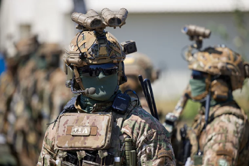 Theo kênh Telegram “North Wind”, Ukraine đã thành lập Trung đoàn 225 từ các tù nhân. Trung đoàn này đã xuất phát từ Sumy vào đêm hôm trước và tiến về hướng Sudzha. Để ngăn chặn họ bỏ trốn và buộc họ phải chiến đấu, quân đội Ukraine đã điều động hơn 100 binh sĩ đặc nhiệm để “hộ tống” họ ra chiến trường. Ảnh: Văn phòng Tổng thống Ukraine