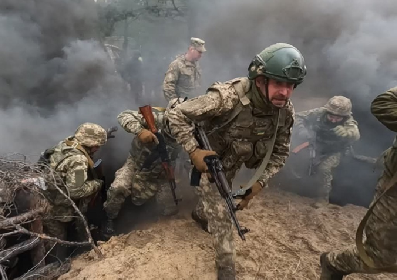 Một binh sĩ Ukraine than phiền rằng họ thậm chí không cần mặt nạ phòng độc nữa vì đã quen với mùi trong chiến hào. Ảnh: Bộ Tổng tham mưu Ukraine