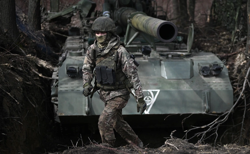 Khi quân đội Nga dần chiếm được Toretsk, nội bộ Ukraine bắt đầu tranh cãi về việc “Ukraine còn kiểm soát được bao nhiêu lãnh thổ của thành phố này”. Những người lạc quan cho rằng quân đội Ukraine vẫn kiểm soát khoảng một phần tư thành phố, trong khi những người bi quan lại cho rằng con số này chưa tới 5%. Dù kiểm soát được bao nhiêu, tất cả đều đồng ý rằng thành phố này sắp rơi vào tay Nga. Ảnh: RIA Novosti