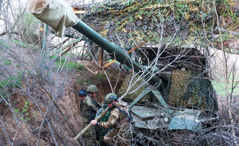 Còn về chiến thuật đột kích bộ binh mà quân Nga thường dùng, họ hay cử các tổ bộ binh thuần túy lặng lẽ luồn sâu tới gần tuyến phòng ngự của Ukraine, hoặc tiếp cận càng sát chiến tuyến càng tốt, rồi chờ thời cơ tấn công bất ngờ vào chiến hào của Ukraine. Để giảm khả năng bị phát hiện khi tiếp cận, các tổ bộ binh Nga thường tận dụng địa hình như rừng rậm, khe suối, hầm hào… để bí mật tiến quân. Ảnh: TASS