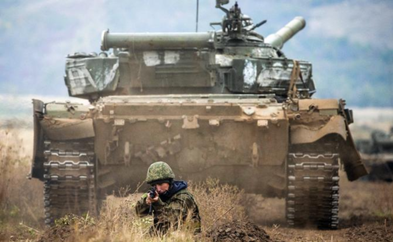 Để đối phó với chiêu này của Nga, họ đã bố trí một lượng lớn bãi mìn. Vào ban đêm, quân Ukraine sẽ điều các UAV cỡ lớn bay đến những con đường và cánh đồng thuận lợi cho xe thiết giáp Nga di chuyển, rồi thả mìn xuống đó. Nhờ các bãi mìn này, quân Ukraine không còn lo bị thiết giáp Nga bất ngờ tấn công trong đêm nữa. Ảnh: TASS