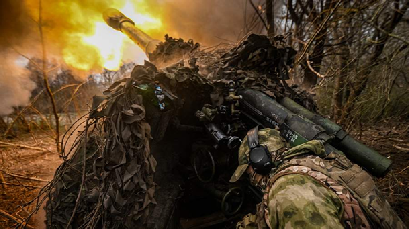 Quân Ukraine hiểu rõ rằng các đợt tấn công chính diện của quân Nga đang dồn dập liên tiếp, áp lực lên tuyến phòng thủ là vô cùng lớn, chỉ dựa vào sức chống đỡ thông thường thì rất khó giữ vững. Vì vậy, họ đã nghĩ ra một chiến thuật gọi là “xả lũ”. Ảnh: RIA Novosti