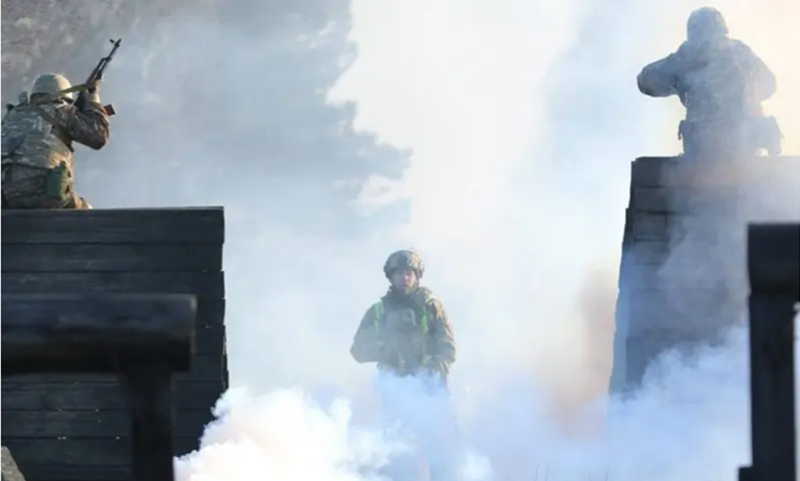 Tức là cố tình để lộ ra một vài lỗ hổng trong tuyến phòng thủ, để một phần quân Nga lọt qua những khe hở này. Nhưng Ukraine không hề bị động — họ đã sớm bố trí các khu vực phục kích phía sau những lỗ hổng đó, chỉ chờ quân Nga tiến vào là lập tức mở trận đánh bất ngờ, khiến đối phương trở tay không kịp. Ảnh: Top War