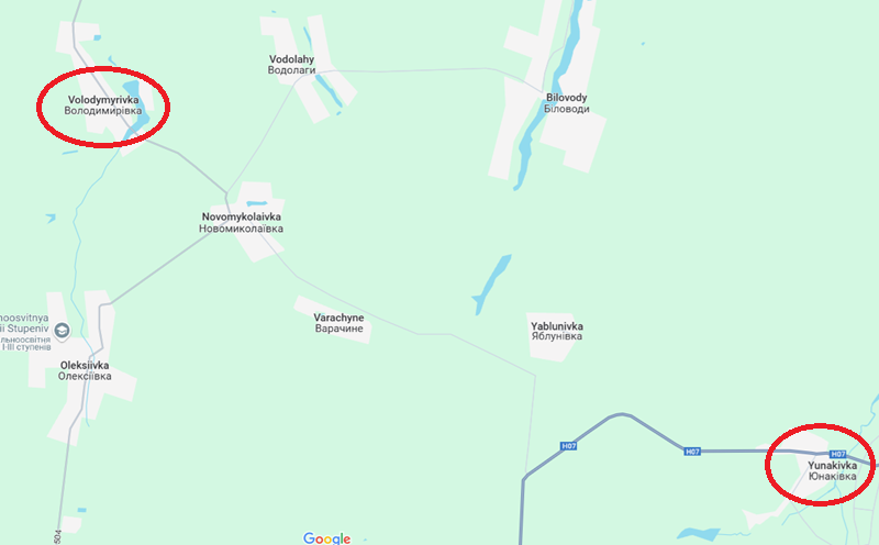 Tại khu vực tuyến tiếp xúc ở Sumy, mục tiêu hiện tại của quân Nga là tuyến phòng thủ từ Yunakivka đến Volodymyrivka. Để chiếm được khu vực này, quân Nga đang từ 5 hướng khác nhau đồng loạt áp sát. Nếu quân Ukraine không giữ nổi tuyến phòng thủ này, thì hậu quả sẽ rất nghiêm trọng. Ảnh: Google Maps