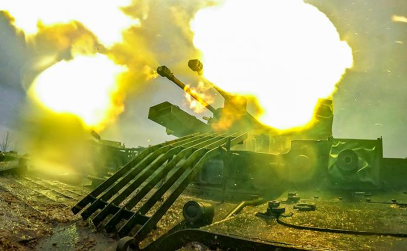 Nếu quân đội Nga muốn tiến công quy mô lớn vào tỉnh Sumy, việc cấp bách trước mắt chính là dùng hỏa lực để phong tỏa thành phố Sumy, cắt đứt tuyến tiếp tế hậu cần của quân Ukraine. Ngược lại, việc Nga bắt đầu phong tỏa Sumy cũng rất có thể là dấu hiệu cho thấy họ sắp mở màn một cuộc tấn công quy mô lớn. Ảnh: TASS