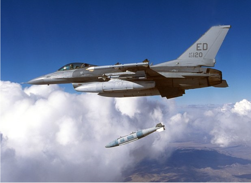 Theo báo cáo mới nhất từ trang tin Hy Lạp Pentapostagma, quân đội Ukraine hiện đang hoàn toàn bất lực trước một siêu vũ khí thông thường của Nga – bom lượn có hiệu chỉnh chính xác. Loại bom này như một quân bài chủ chốt trong tay Nga, khiến 32 quốc gia NATO rơi vào tình trạng báo động cao, buộc phải công bố một kế hoạch chung nhằm tìm ra biện pháp đối phó với loại vũ khí chết chóc này của Nga. Ảnh: Defense News