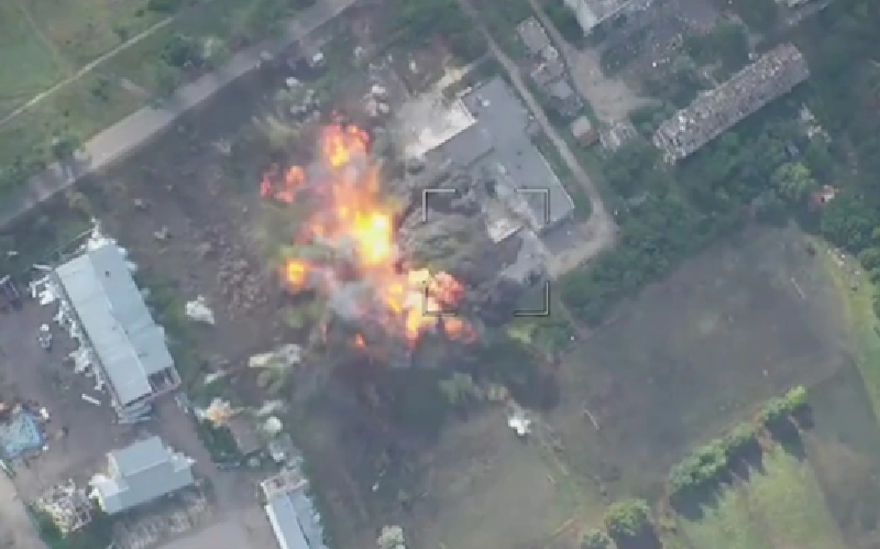 Đặc biệt, bom hàng không FAB-3000, với trọng lượng lên tới 3 tấn, sau khi được trang bị công nghệ lượn và hiệu chỉnh mới, đã trở thành cơn ác mộng thực sự đối với quân đội Ukraine. Những quả bom này như “thiên lôi giáng xuống”, đánh trúng mục tiêu một cách chính xác tuyệt đối, biến các trận địa phòng không của Ukraine thành địa ngục trần gian. Ảnh: Bộ Quốc phòng Nga