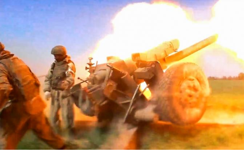 Dựa vào cách bố trí lực lượng, có thể thấy quân đội Nga dự định trước tiên sẽ tiêu diệt lực lượng Ukraine đang trấn giữ khu vực nhô ra phía tây nam Toretsk, bao vây khu vực này, sau đó mới tiến công Kostiantynivka từ hướng tây nam và nam. Ảnh: TASS