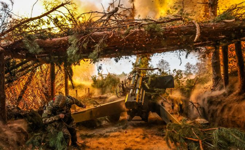 Về hướng thành phố Hồng quân, tình hình nơi đây vẫn như trước cơn bão, không có nhiều biến động, song phương đều đang chuẩn bị cho một trận quyết chiến. Nhà quan sát Yuri Podolyaka tin rằng trận chiến quyết định sẽ bắt đầu vào tuần tới. Ảnh: TASS