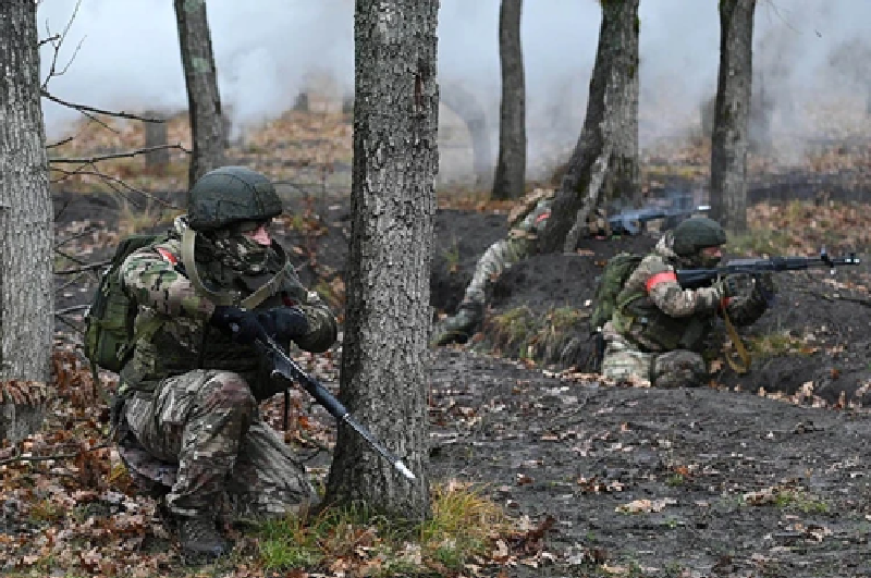 Tuy nhiên, quân Nga vẫn đóng chốt cách làng Kostyantynopil 500 mét về phía nam và đang sử dụng máy bay không người lái để tấn công quy mô lớn vào khu vực giữa Kostyantynopil và Ulakly, truy đuổi quân Ukraine tháo chạy. Ảnh: Kp.ru