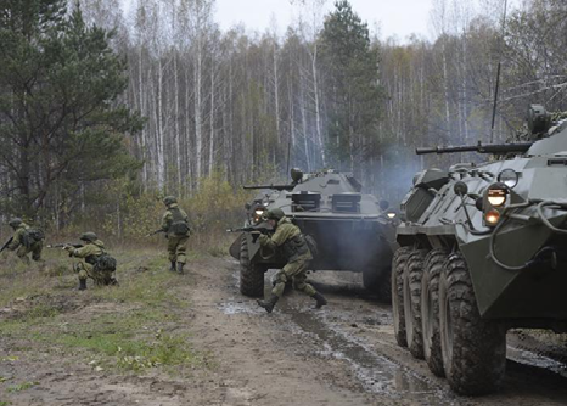 Trong đó, các Trung đoàn Bộ binh Cơ giới số 242, 255 và 33 thuộc Sư đoàn số 20 đã đến khu vực Vozdvyzhenka, với quân số khoảng 7.000 - 8.000 binh sĩ. Họ sẽ được Lữ đoàn Bộ binh Cơ giới số 5 hỗ trợ và có kế hoạch tiến công theo tuyến đường cao tốc H32 hướng về Kostiantynivka. Ảnh: Pravda