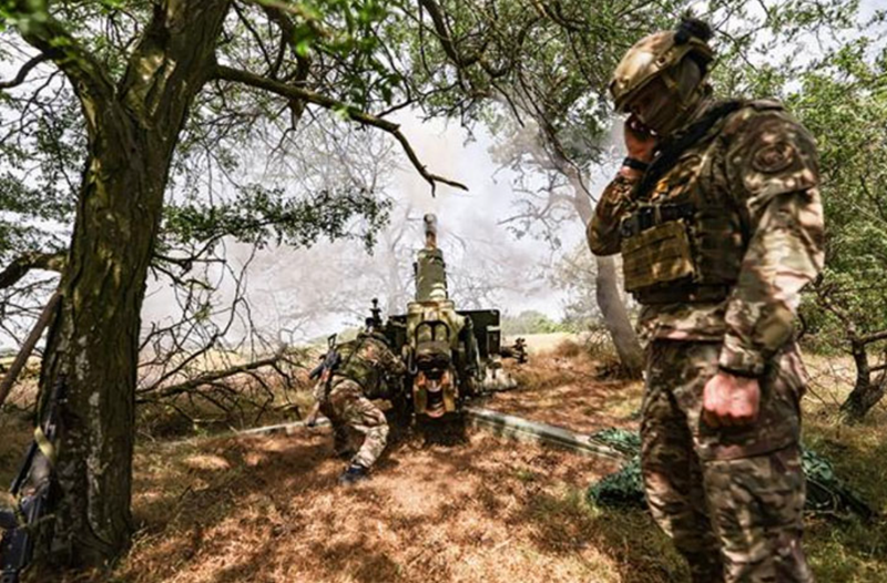 Tuy nhiên, mục tiêu thật sự của cuộc tấn công này không chỉ là phá hủy hạ tầng – nó giống như một cú đấm thép giáng thẳng vào trung tâm thần kinh của chính quyền Ukraine. Mười quả tên lửa vây đánh Phủ Tổng thống chắc chắn không phải ngẫu nhiên. Các chuyên gia phân tích cho rằng đây là một “hành động răn đe” được Nga chuẩn bị từ trước. Ảnh: TASS