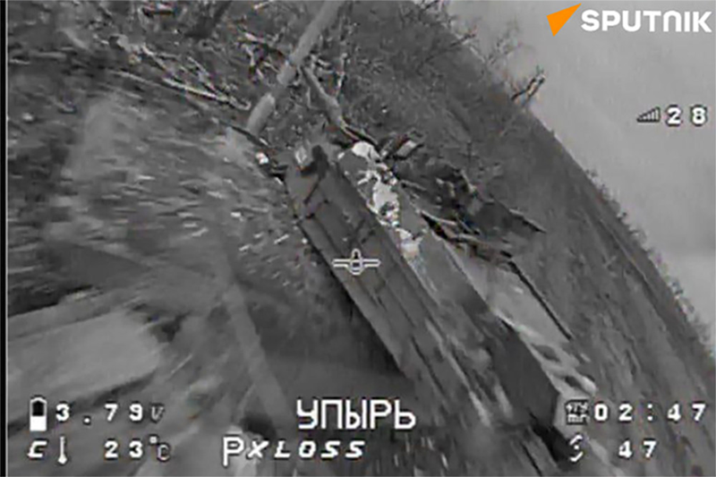 Rất có thể những người điều khiển máy bay không người lái của Ukraine cuối cùng quyết định đã đến lúc phá hủy chiếc xe tăng Ukraine bị bỏ lại gần một tháng – một chiến lợi phẩm hấp dẫn nhưng không thể tiếp cận được với cả hai bên trong chiến trường Kursk. Ảnh: Sputnik.