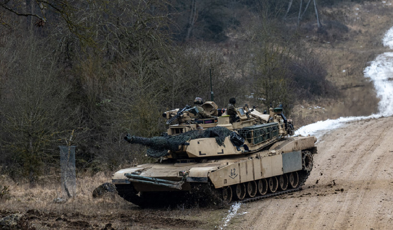 Đây có vẻ là điều đã xảy ra trong cuộc tấn công của Nga vào ngày 5/1. Có khả năng Lữ đoàn Cơ giới 47 đã bỏ lại một trong số khoảng chục chiếc M-1 còn hoạt động trong trận chiến ngày 5/1. Cũng có khả năng chiếc xe tăng này đã bị tấn công và bị mắc kẹt trong một trận chiến trước đó ở Kursk, nhưng do bị lộ quá nhiều trước hỏa lực của Nga nên các kỹ sư không thể tiếp cận để thu hồi. Ảnh: RT.