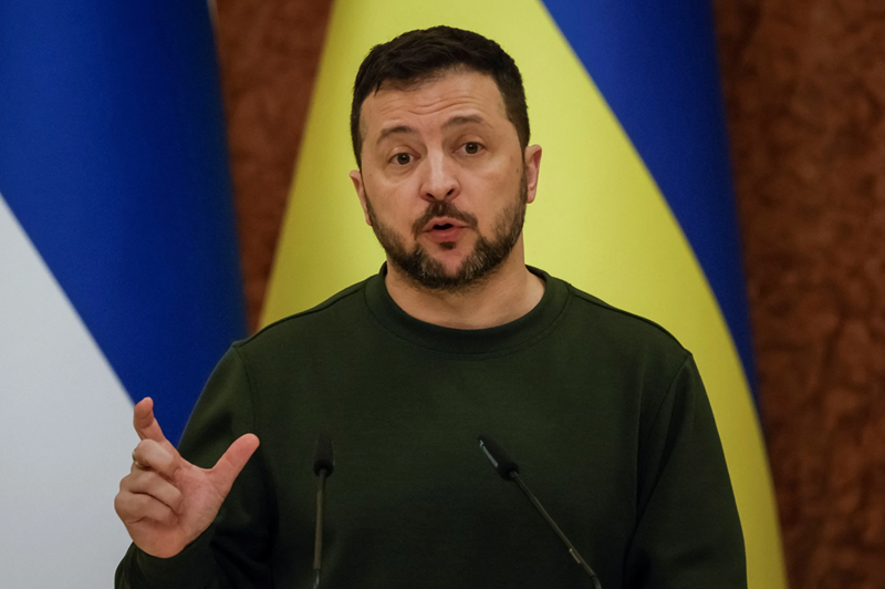Tuy nhiên, ngay trước thềm cuộc đàm phán dự kiến diễn ra tại London vào ngày 23/4, Tổng thống Ukraine Volodymyr Zelensky bất ngờ lên tiếng vào ngày 22/4, tuyên bố chỉ xem xét đối thoại nếu Nga hoàn toàn ngừng bắn và rút quân. Đồng thời, ông khẳng định Ukraine sẽ không bao giờ công nhận Crimea là lãnh thổ của Nga. Phát biểu cứng rắn này của ông Zelensky đã khiến kế hoạch đàm phán do Mỹ khởi xướng bị đảo lộn. Ảnh: Reuters