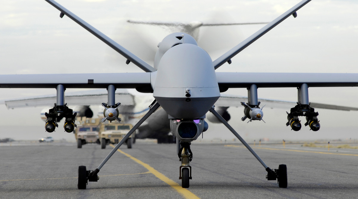 Được phát triển bởi Công ty General Atomics Aeronautical Systems, UAV MQ-9 Reaper nổi bật với khả năng giám sát ở độ cao lớn, tấn công chính xác và tính linh hoạt cao. Với sải cánh 20m, dài 11m, cao 3,8m, MQ-9 Reaper có thể mang tải trọng lên tới 1.700kg và hoạt động liên tục trong 27 giờ. Ảnh: Wikipedia.