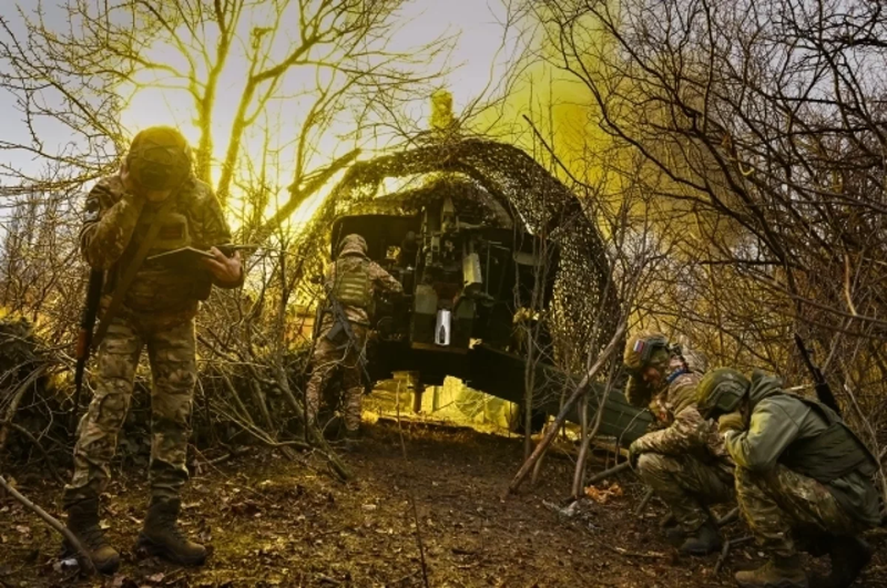 Cùng lúc đó, quân Nga mở chiến dịch giải phóng Cherkasskaya Konopelka. Máy bay chiến đấu, pháo binh và UAV Nga thực hiện các cuộc tấn công quy mô lớn vào ngôi làng và khu vực xung quanh, nhằm ngăn chặn quân Ukraine tập kết lực lượng tại đây, đồng thời tiêu diệt càng nhiều binh sĩ Ukraine trong làng càng tốt. Ảnh: RIA Novosti