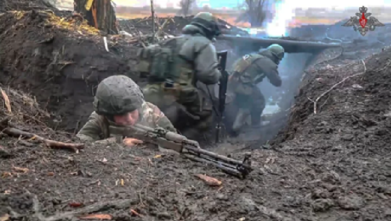 Hiện tại, quân Nga đã giành lại toàn bộ một con phố gần rừng ở phía tây làng, trong khi các khu vực khác của ngôi làng vẫn là vùng xám, chưa bên nào kiểm soát hoàn toàn và giao tranh ác liệt vẫn đang diễn ra. Quan trọng hơn, việc chiếm lại rừng Olekh giúp quân đội Nga tiến sát tuyến hậu cần của Ukraine, một con đường đất cứng từ Cherkasskaya Konopelka đến Makhnovka. Ảnh: Bộ Quốc phòng Nga