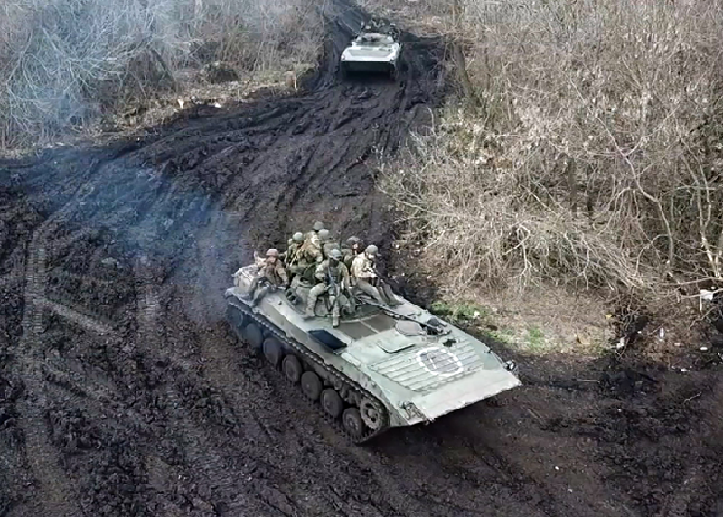 Trong khi đó lực lượng Ukraine cố gắng lợi dụng khu rừng để tránh hỏa lực pháo binh và máy bay không người lái (UAV) của Nga. Tuy nhiên, do đang là mùa đông, rừng không quá rậm rạp, khiến UAV Nga vẫn có thể phát hiện các vị trí của quân Ukraine và lần lượt tiêu diệt. Sau đó, bộ binh Nga tiến lên chiếm giữ các vị trí vừa được dọn sạch. Ảnh: Bộ Quốc phòng Nga